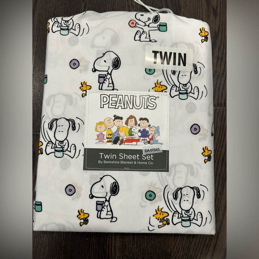 Peanuts Snoopy twin sheet set NWT